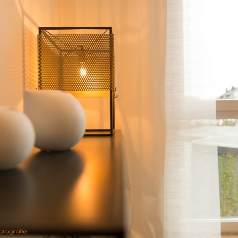 Interieur-Fotografie - Regal mit Lampe